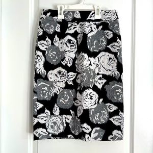 Beautiful floral jacquard Banana Republic skirt.
